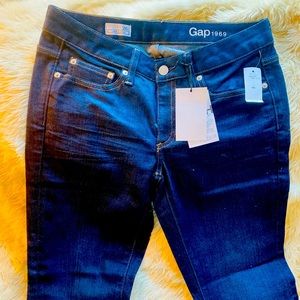 Gap dark wash flare jeans. Size 2/26R Long and Lean fit. New with tags.